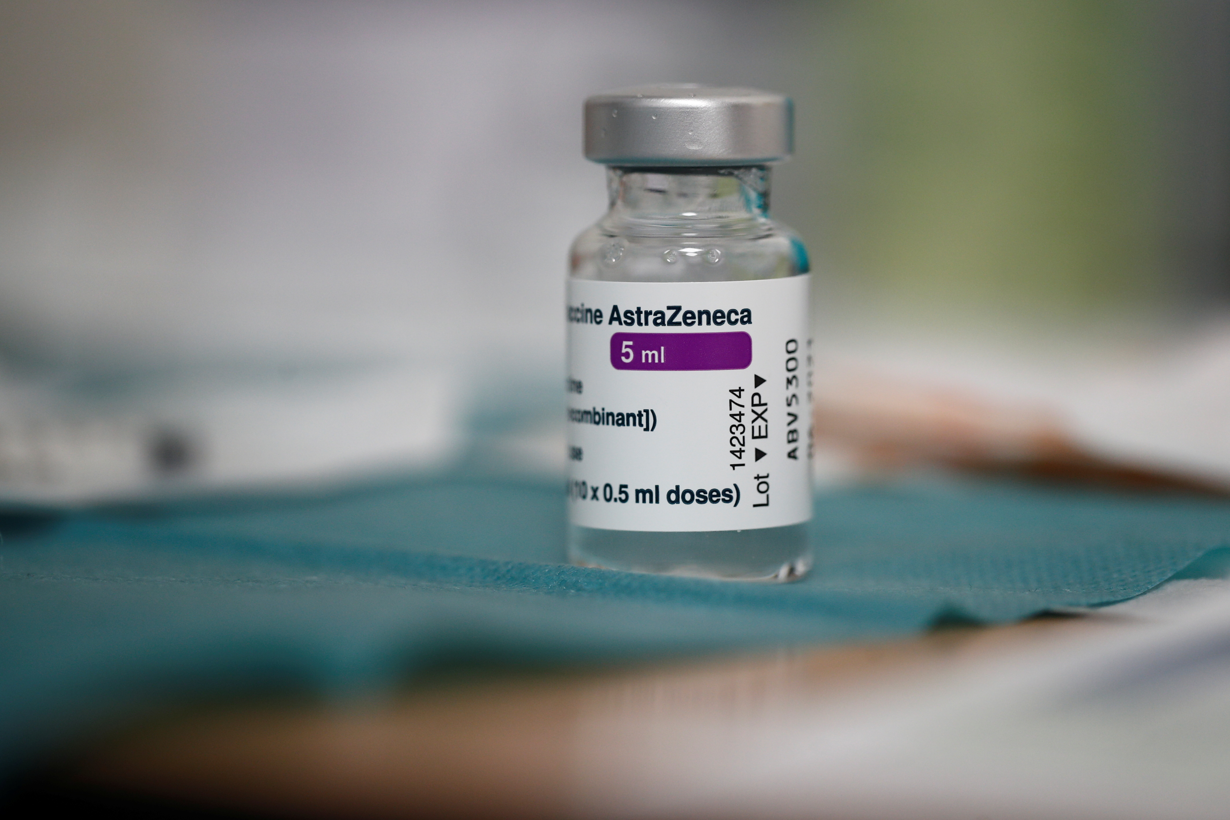 Estudio indica que vacuna de AstraZeneca es eficaz contra variante brasileña