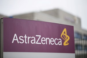 Hallaron primeros casos de coágulos en arterias tras ser vacunados con AstraZeneca
