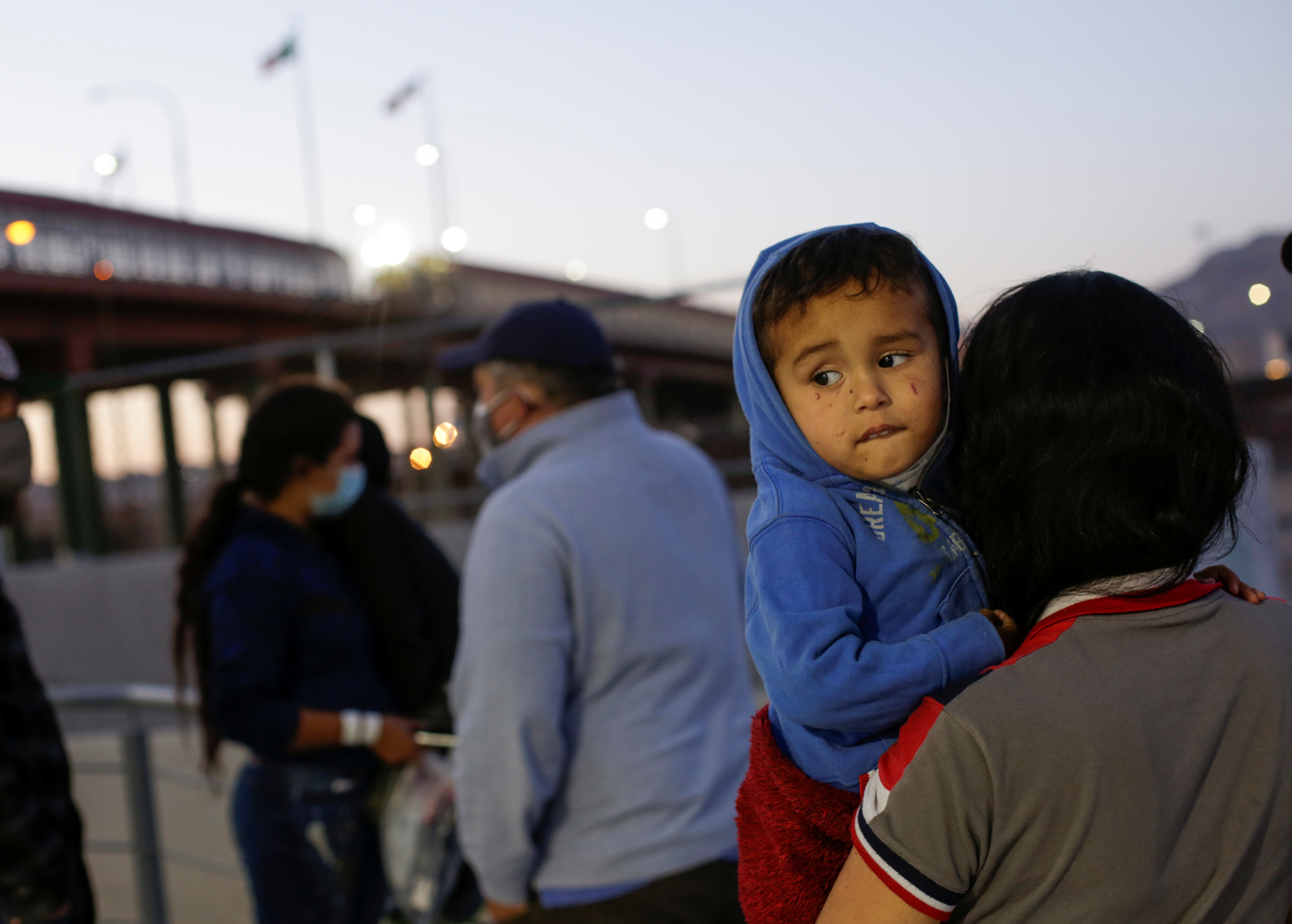 México encuentra más de 300 migrantes hacinados en camiones, entre ellos niños no acompañados