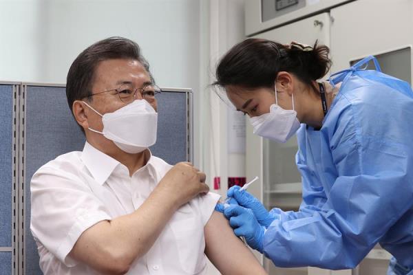 El presidente surcoreano se vacuna contra el Covid-19 para ir al G7 en junio