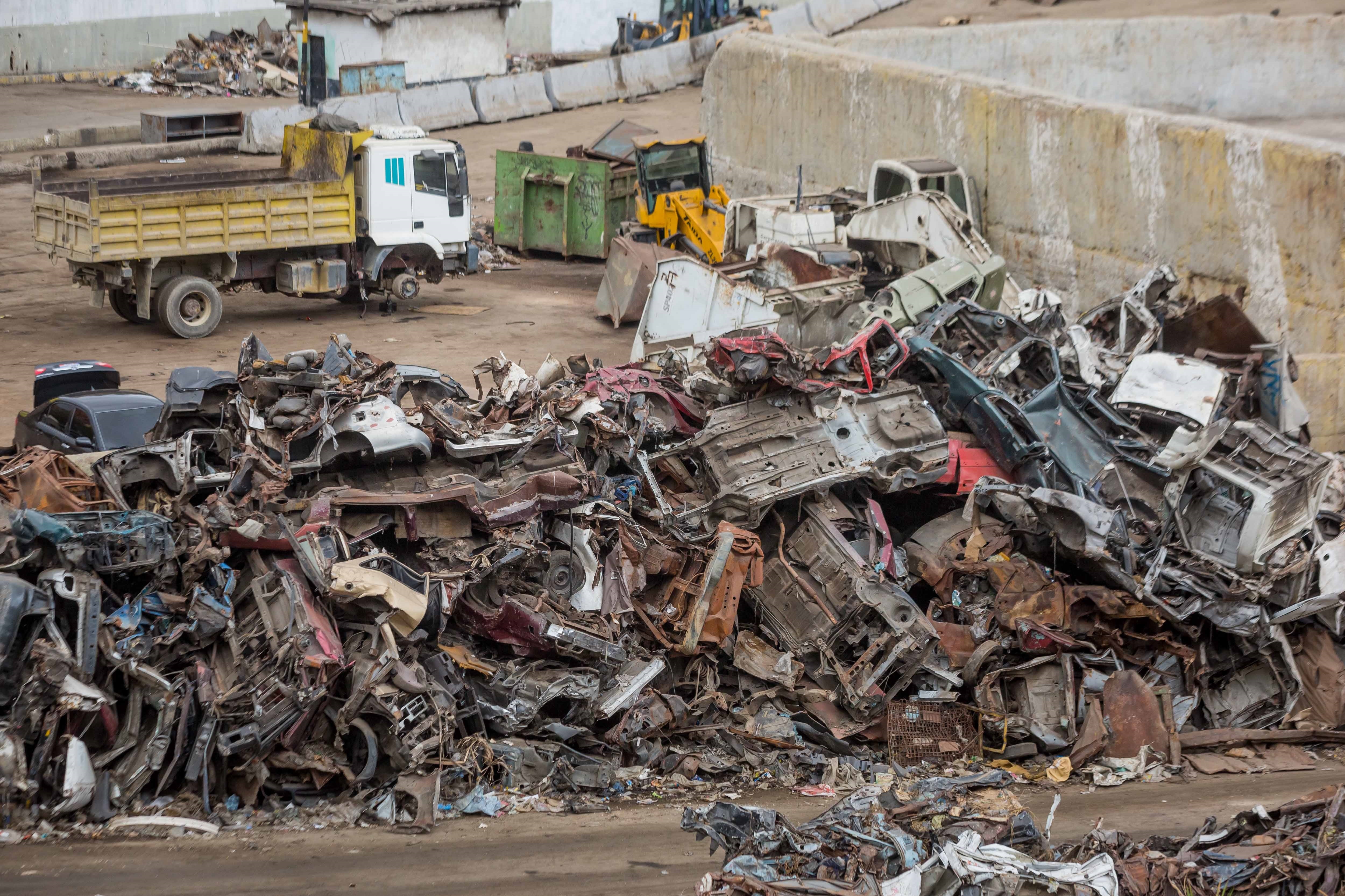 El reciclaje por decreto, Maduro busca convertir “la chatarra en divisas” (Fotos)