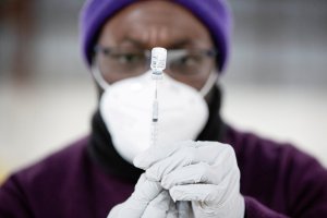 Mejora la perspectiva contra el coronavirus en EEUU: A medida que aumenta la vacunación disminuyen las muertes