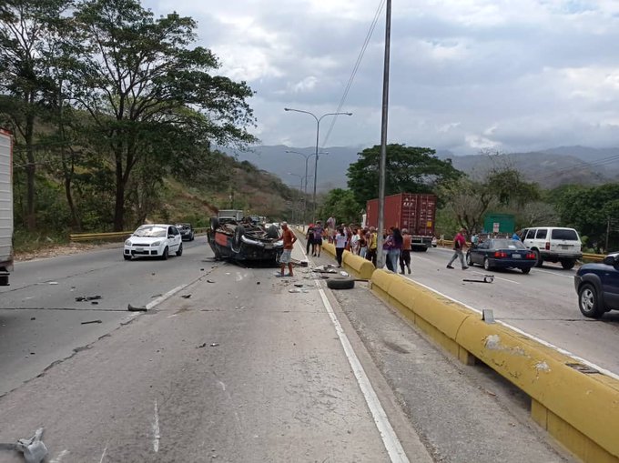 Reportaron al menos un fallecido tras aparatoso accidente en Carabobo (FOTO)