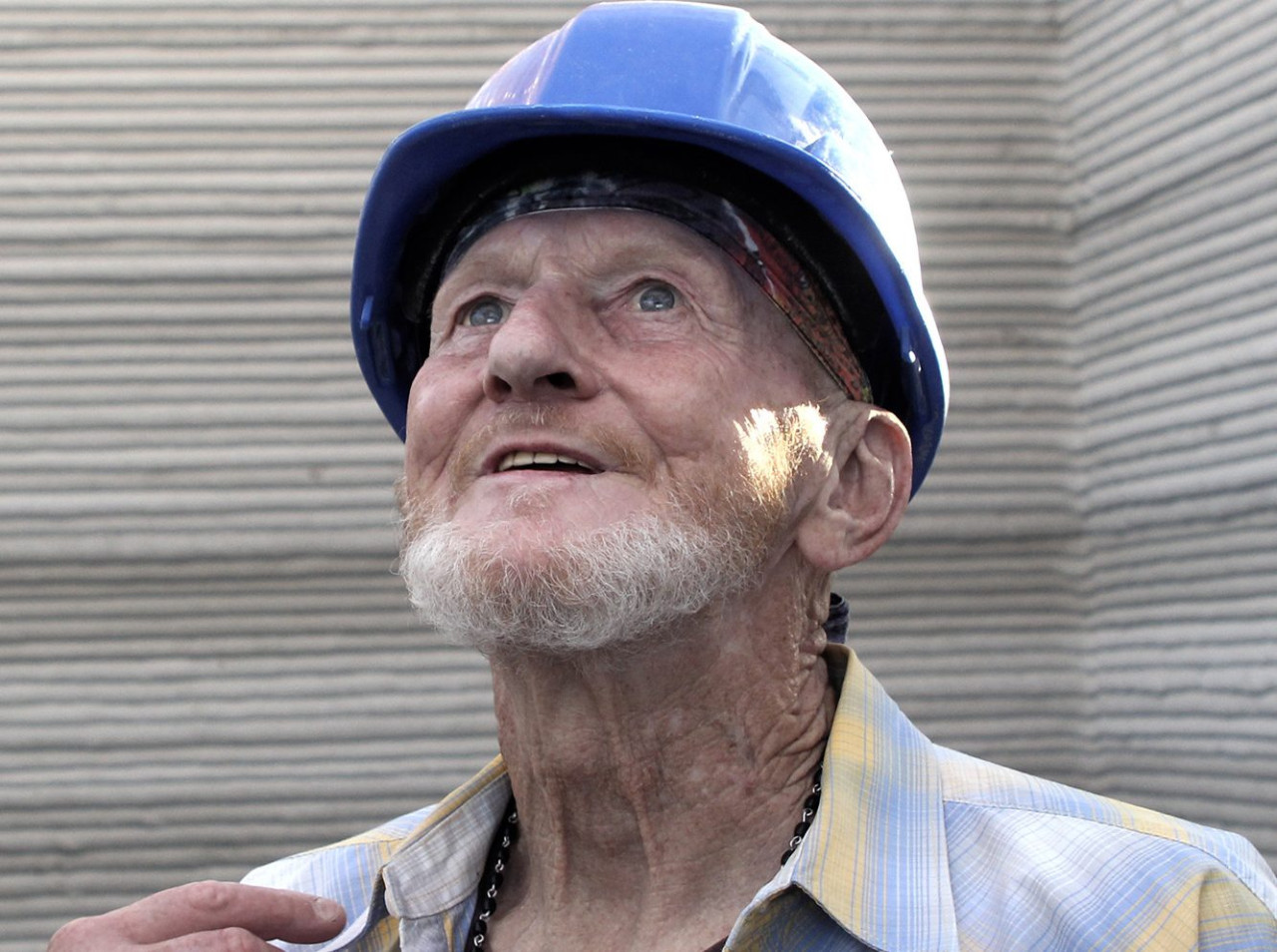 Un hombre sin hogar se convierte en la primera persona en vivir en una casa impresa en 3D (FOTOS)