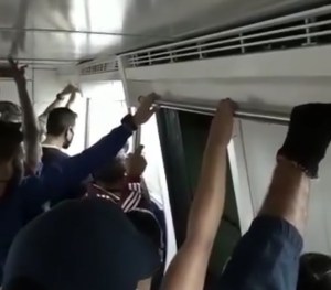 Un vagón del metro de Caracas lleno ante la “cuarentena radical” deja la puerta abierta mientras avanza #22Mar (VIDEO)
