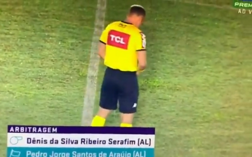 ¡INSÓLITO! Árbitro orinó en medio de la cancha previo a un partido de fútbol en Brasil (VIDEO)