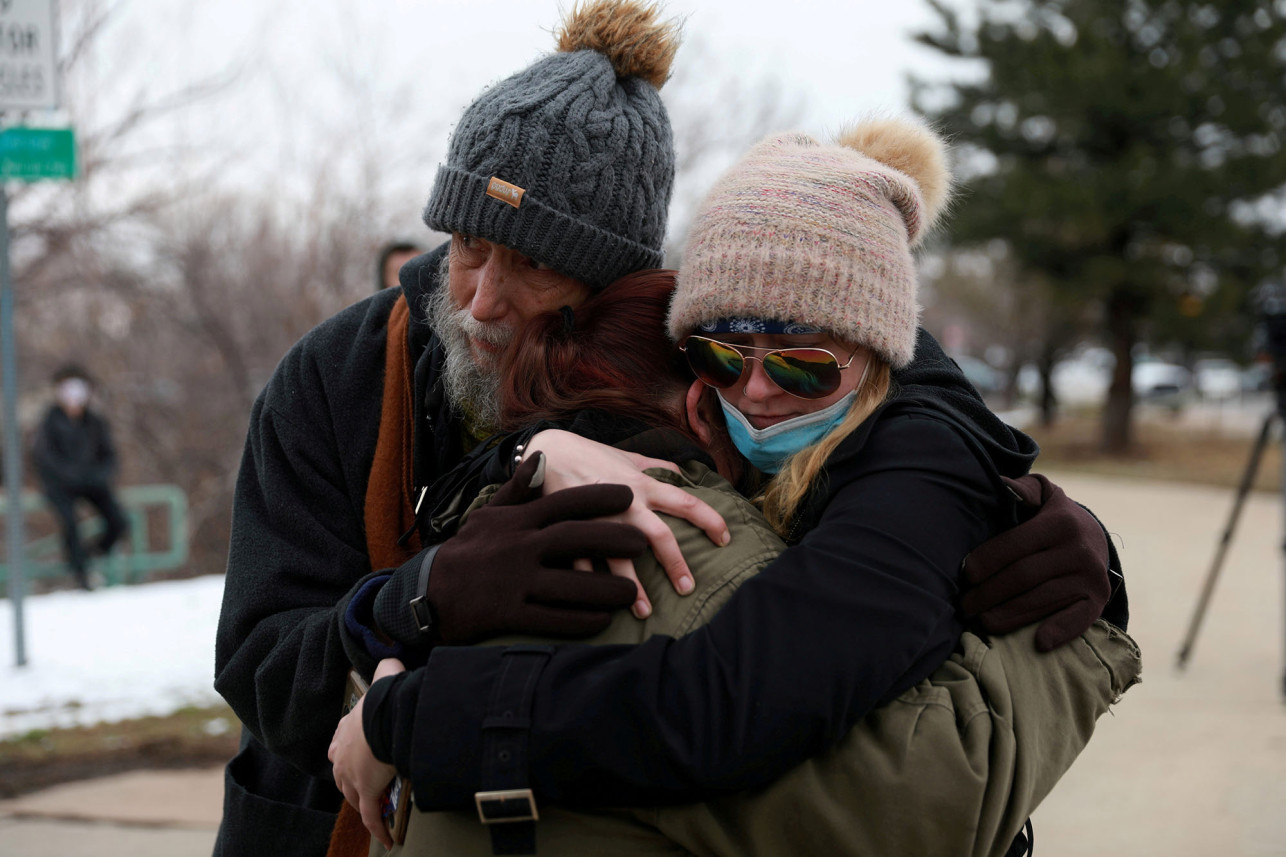 Rinden tributo a las víctimas de la masacre en el supermercado de Colorado