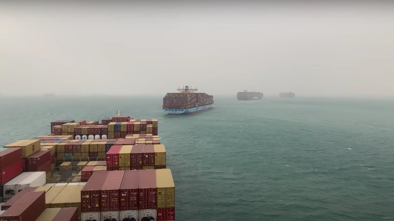 Más de 230 barcos a la espera de poder atravesar el canal de Suez bloqueado