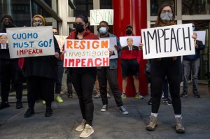 Decenas de personas manifestaron frente a la oficina de Cuomo para exigir su renuncia