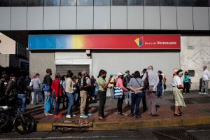 Denunciaron irregularidades en una agencia del Banco de Venezuela en Catia La Mar (VIDEO)