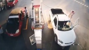 Usó su celular en una estación de gasolina en México… ¡Y provocó un incendio! (Video)
