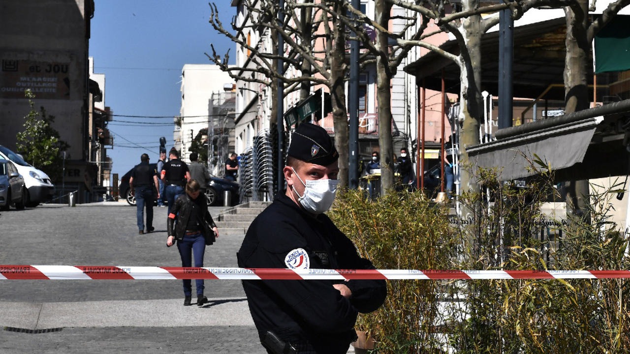 Francia abre investigación por terrorismo a raíz de ataque con cuchillo a policía