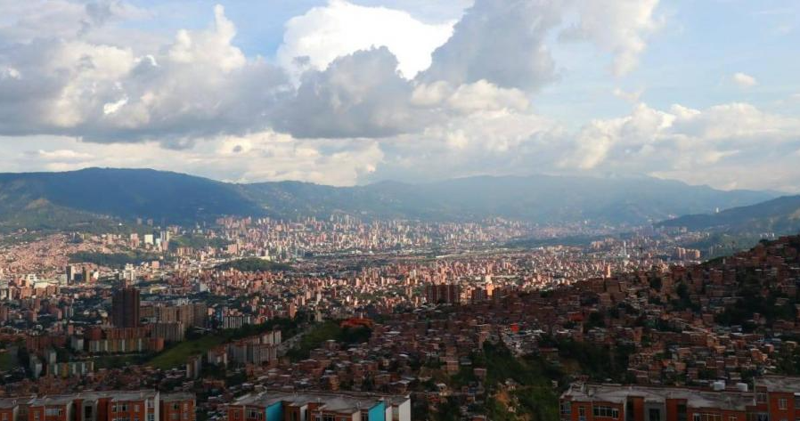 Incendios en Colombia y Venezuela afectan la calidad del aire de Medellín