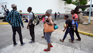 Decenas de migrantes se amotinan en un centro de internamiento del sur de México