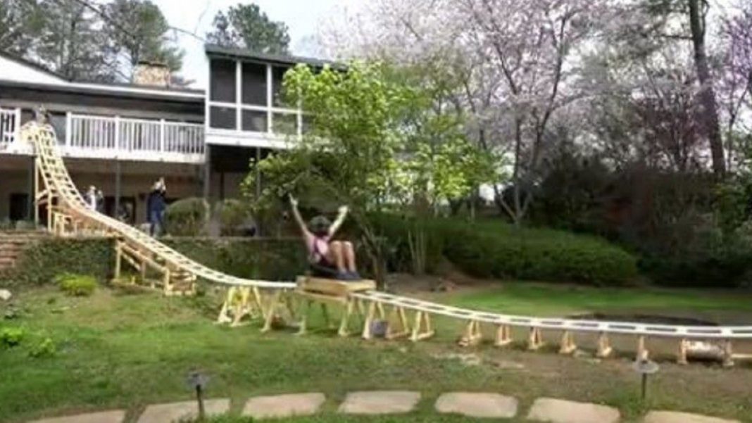 La impresionante montaña rusa que construyó un joven en Georgia… ¡en el patio de su casa! (Video)