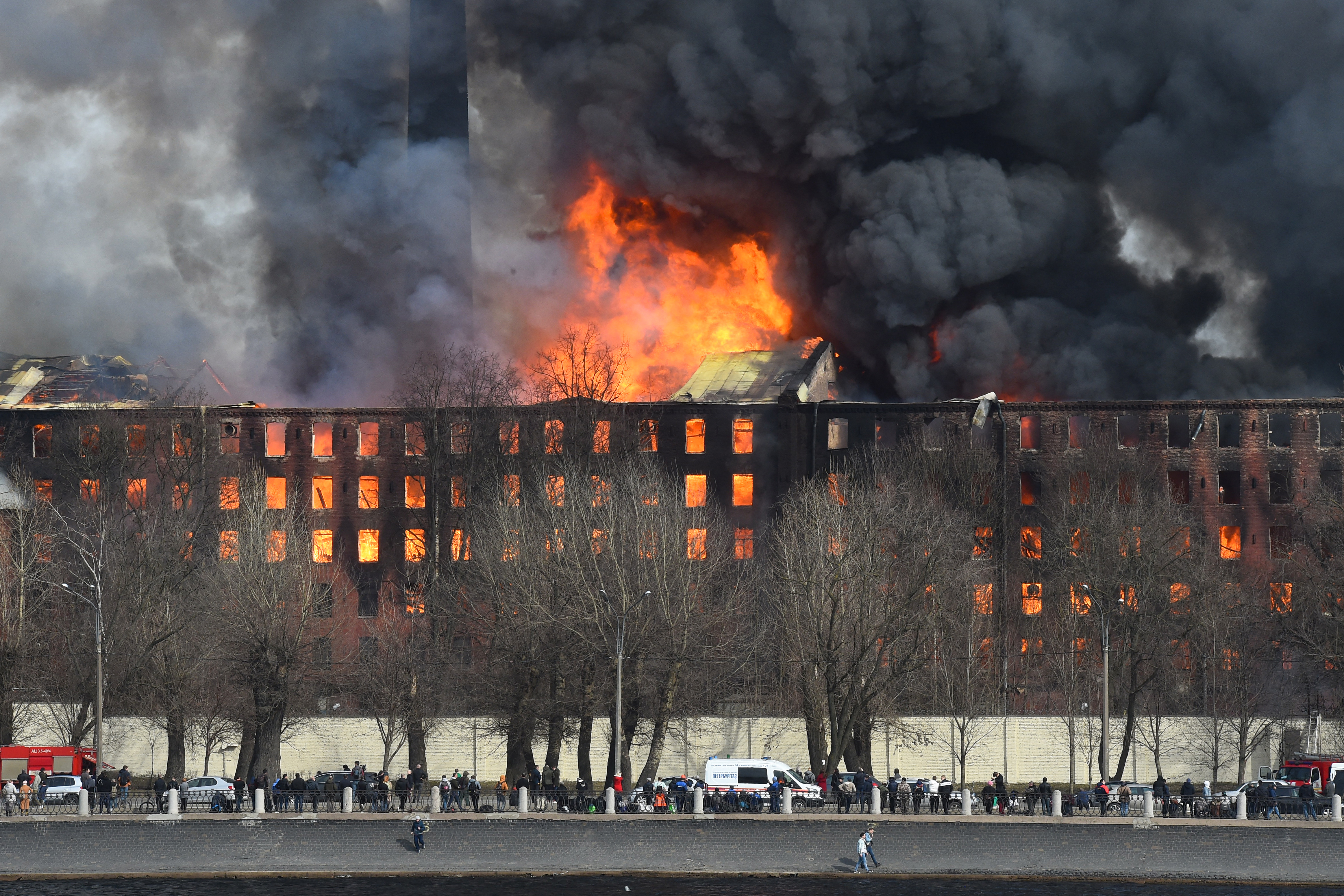 Se registra un gigantesco incendio en una fábrica histórica de San Petersburgo (Fotos)