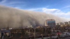 Contaminación y accidentes de tránsito: Los resultados de una tormenta de arena en una ciudad China