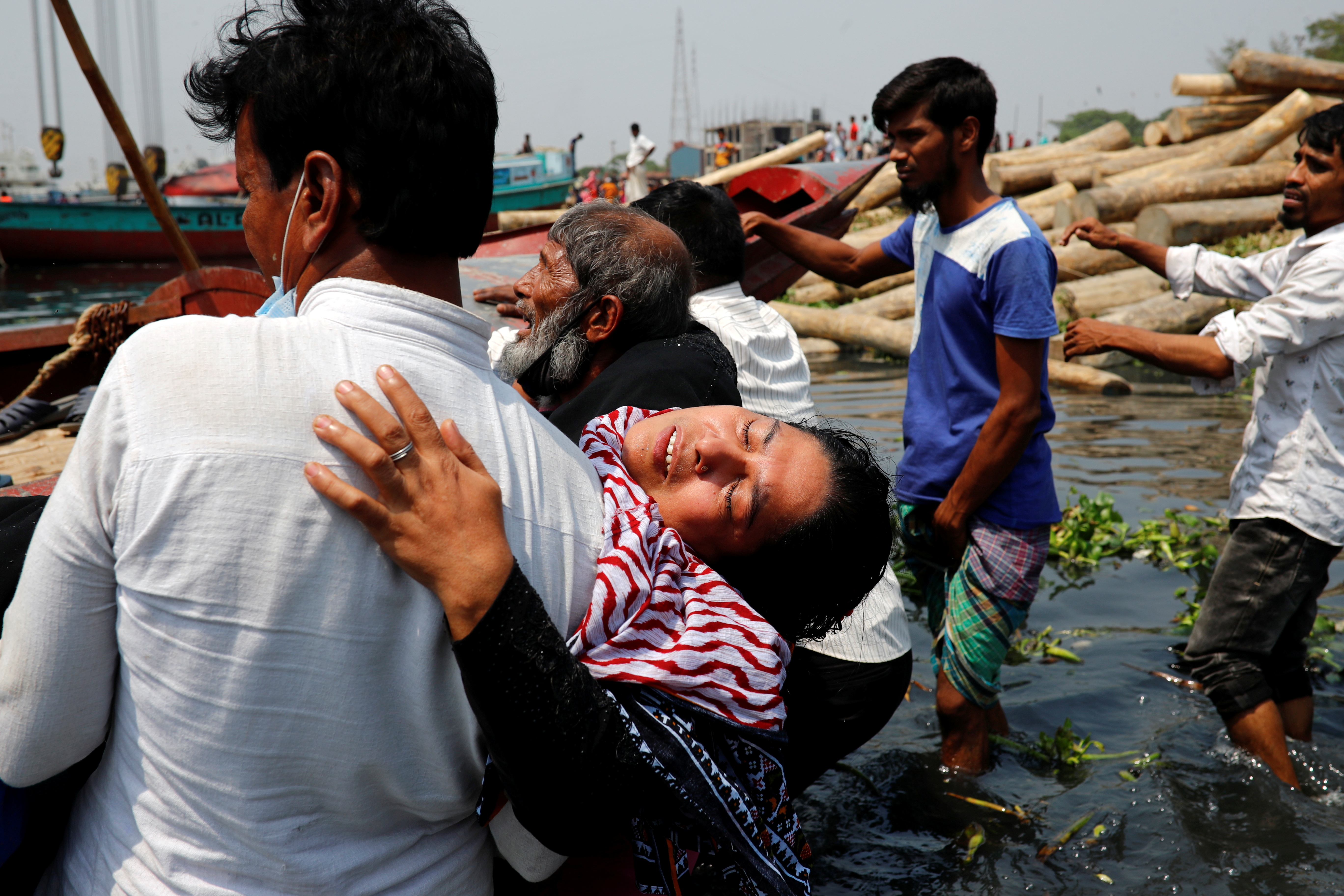 Al menos 26 muertos en naufragio de un ferry en Bangladés