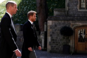 Lectores de labios descifraron lo que el príncipe William le dijo a Harry en el funeral del duque Felipe