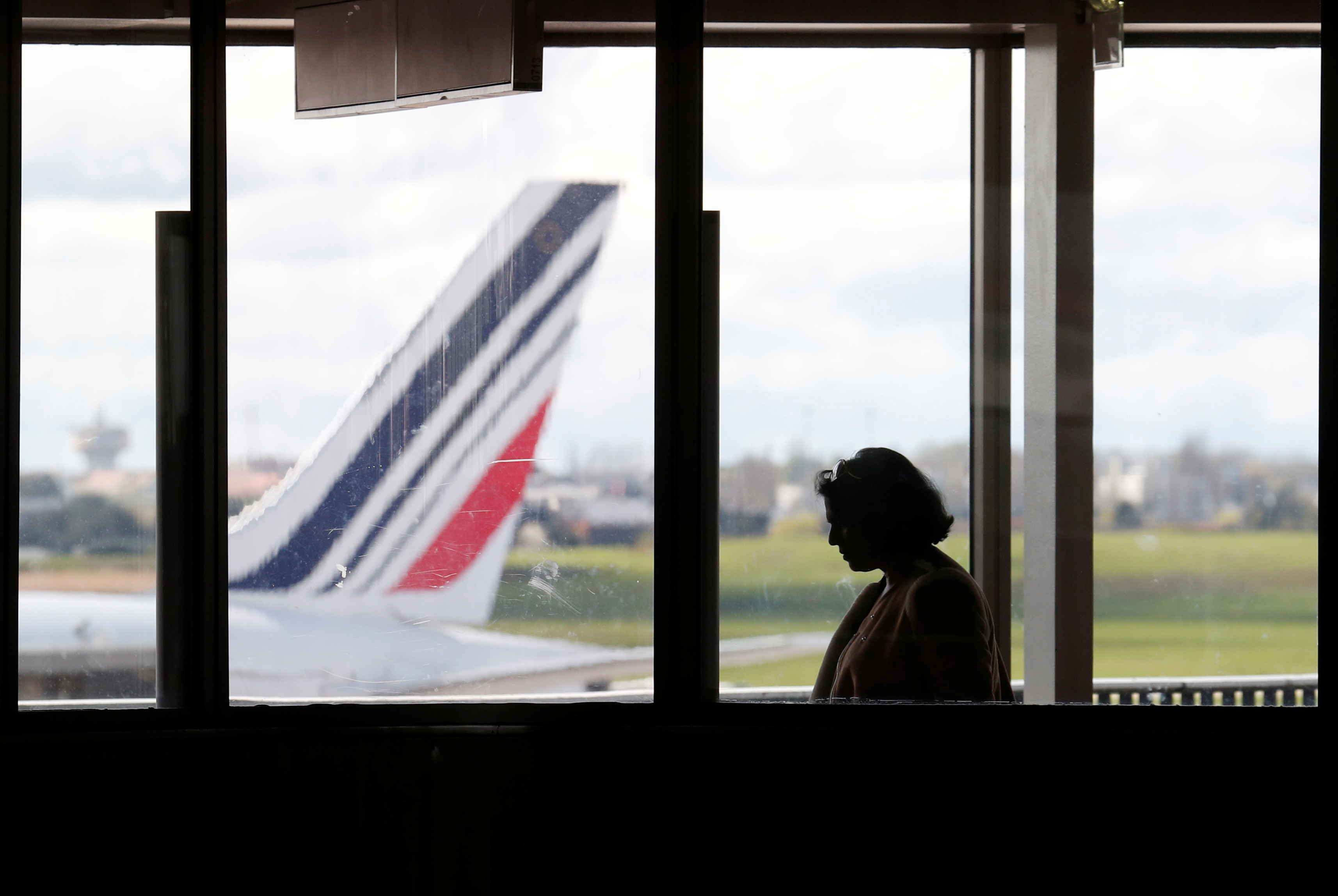 Francia suspende los vuelos procedentes de África por nueva variante