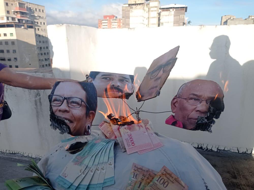 Los “judas” de Maduro y otros controversiales chavistas fueron quemados en Caracas (VIDEO)