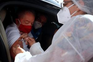 Lula recibe segunda dosis anticovid y pide a Bolsonaro “escuchar la ciencia”