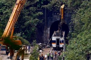 Al menos siete días tardará Taiwán en retirar de las vías el tren cuyo accidente dejó 50 muertos