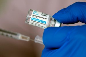 Sudáfrica detiene vacunación con Johnson & Johnson tras casos de coágulos en EEUU