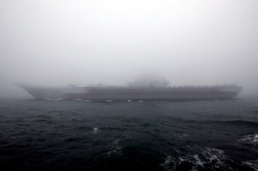 Un portaaviones y cinco buques de guerra de China fueron vistos cerca de Okinawa: Se tensa la relación con Japón