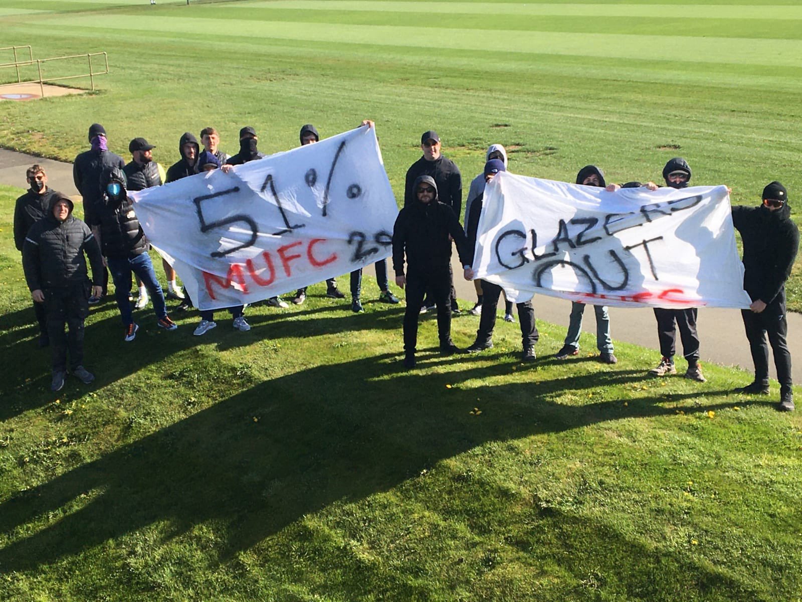 Aficionados del Manchester United invadieron el campo de entrenamiento del equipo (FOTO)