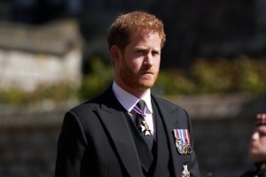 El personal de la monarquía británica quiere que el príncipe Harry renuncie a su título