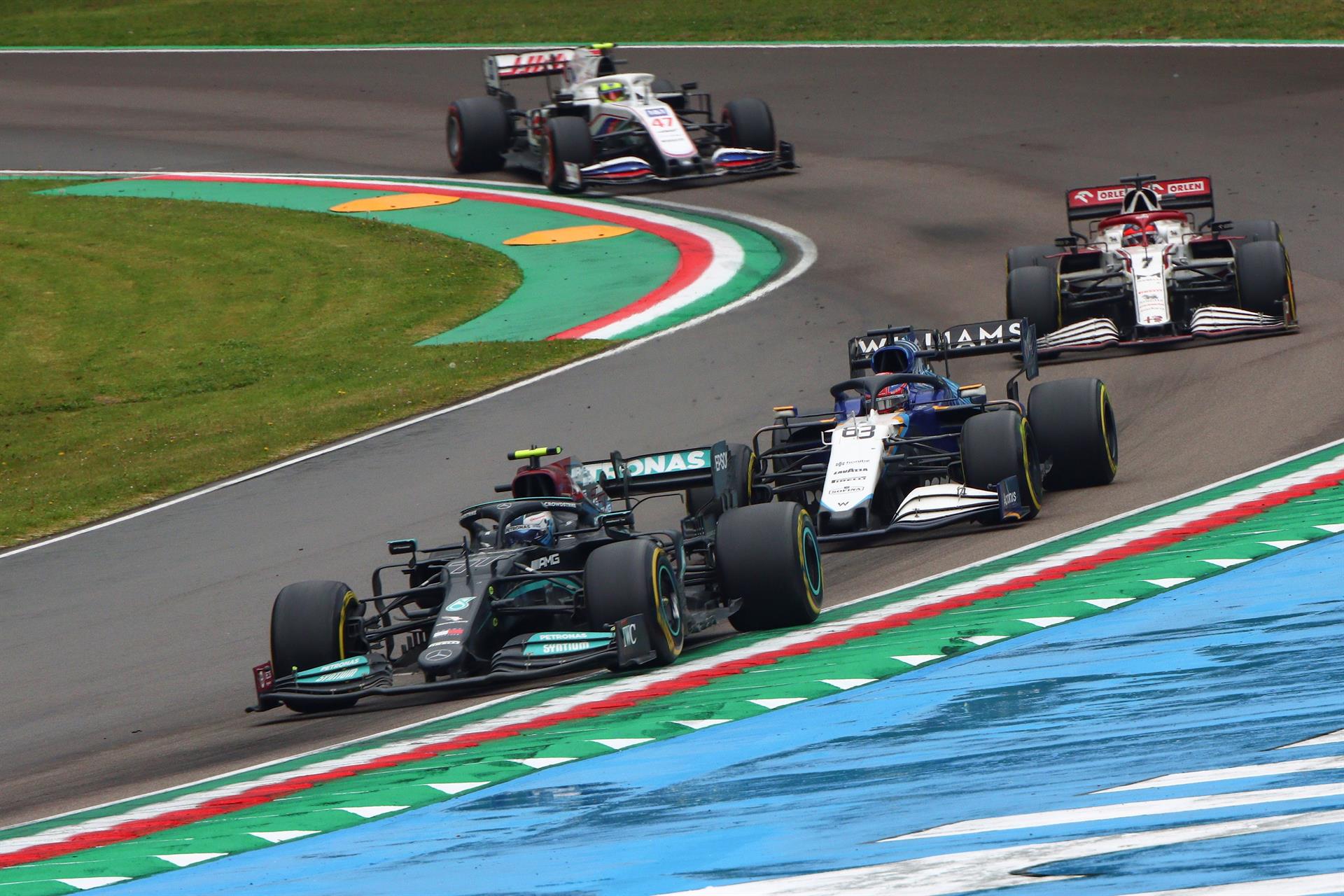 El tenso cruce entre Bottas y Russell tras el choque en el GP de Emilia Romaña