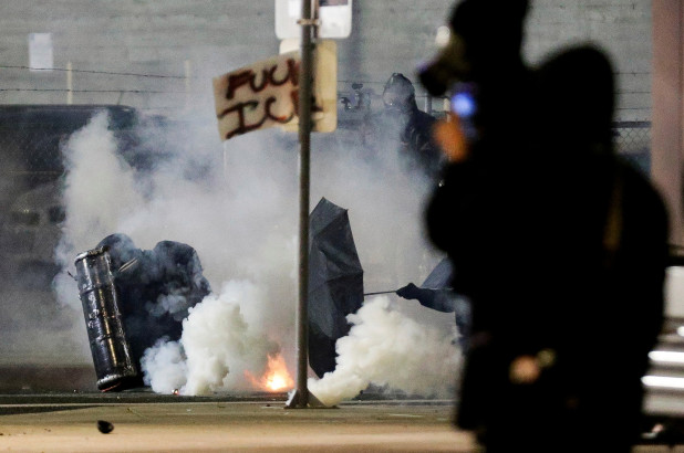 Instalación de Portland ICE ardió en llamas en medio de violentas protestas (Fotos)