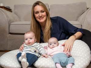 Mujer del Reino Unido da a luz a gemelos concebidos con tres semanas de diferencia