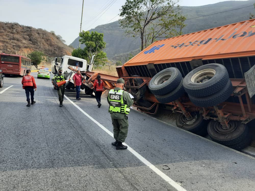 Reportan accidente de tránsito en la autopista Caracas – La Guaira este #17Abr: Una gandola involucrada (Fotos)