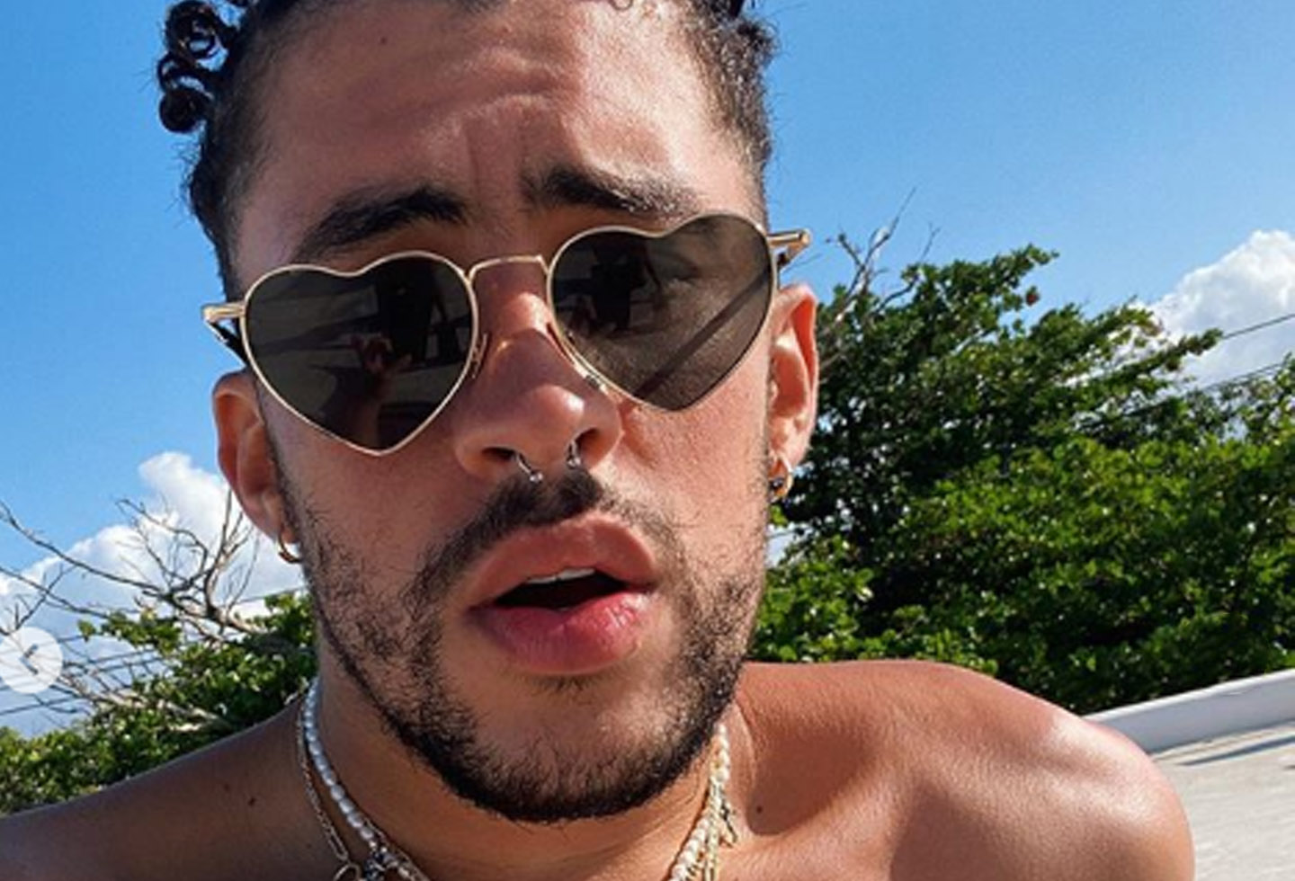 Recién levantado y sin nada de ropa: Bad Bunny se fotografió frente al espejo (+FOTO)