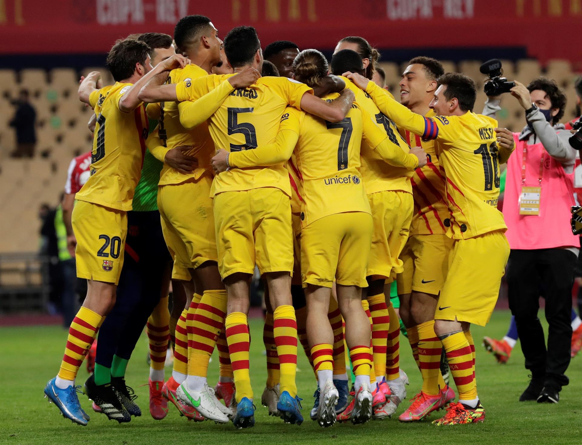 El Barcelona de Koeman logra con goleada levantar la Copa del Rey