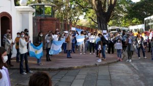 Un grupo de personas protesta frente a la quinta de Olivos contra la suspensión de las clases presenciales