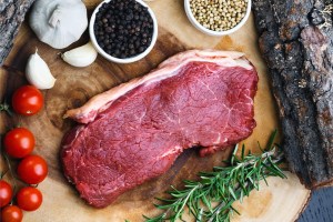 Marinar o adobar la carne antes de cocinarla no siempre es tan buena idea: Así se consigue mucho más sabor