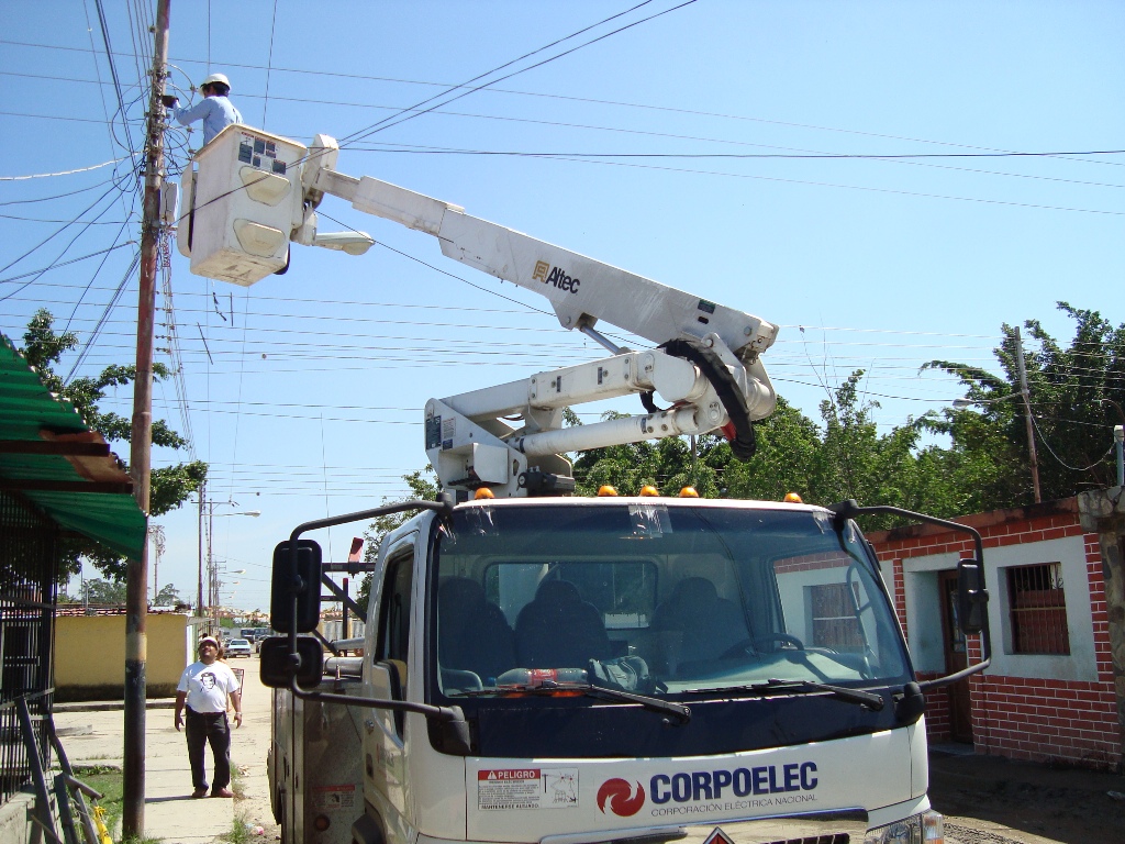Los trabajadores eléctricos venezolanos, convertidos en comerciantes para poder subsistir