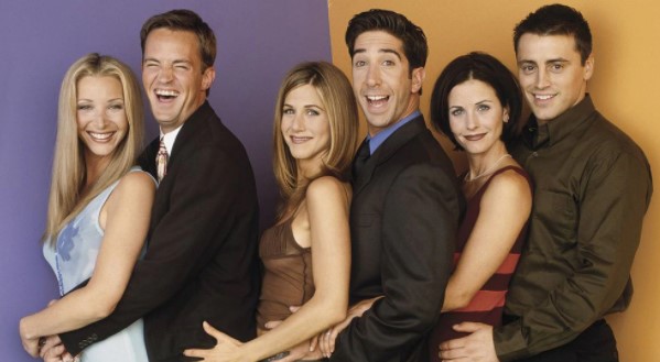 Actriz de “Friends” revela con una divertida canción en TikTok quién debió ser la pareja de “Chandler” (VIDEO)