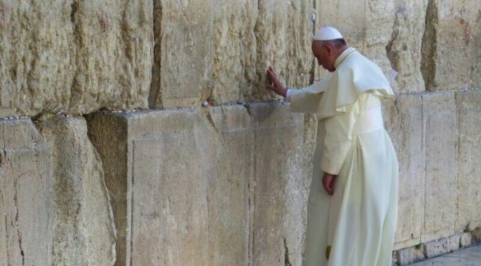 El papa Francisco expresa su tristeza por la estampida que dejó 45 muertos en Israel