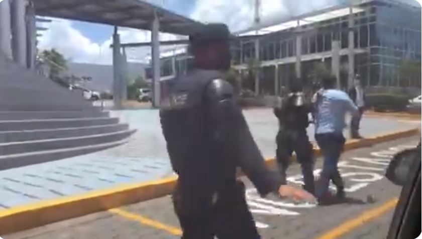 El momento en que fue detenido arbitrariamente un fotoperiodista de AFP en Nicaragua (Video)
