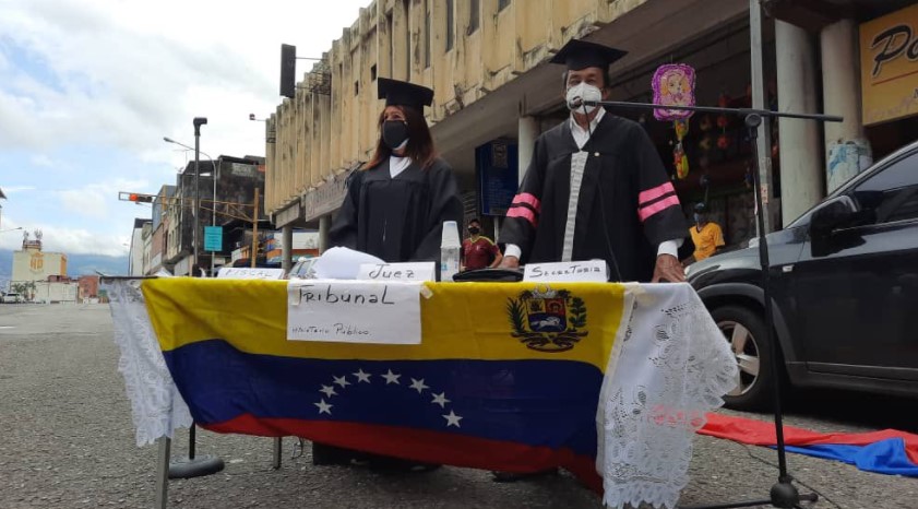 Trabajadores en Táchira dramatizaron “Juicio Publico” contra Maduro frente a la Defensoría del Pueblo #1May (Fotos)