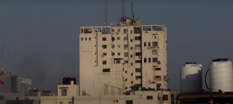 Impactante: VIDEO captó el momento exacto en que un misil derriba el edificio de una importante cadena de TV palestina