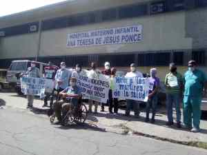 ¡VACUNAS YA!: Personal sanitario protestó en el Hospital Materno Infantil de Macuto #26May (Fotos y videos)