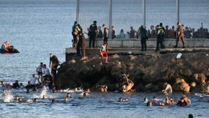 Al menos 850 menores inmigrantes permanecen en la ciudad española de Ceuta
