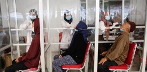 Destapan un red que reutilizaba test nasales en un aeropuerto de Indonesia