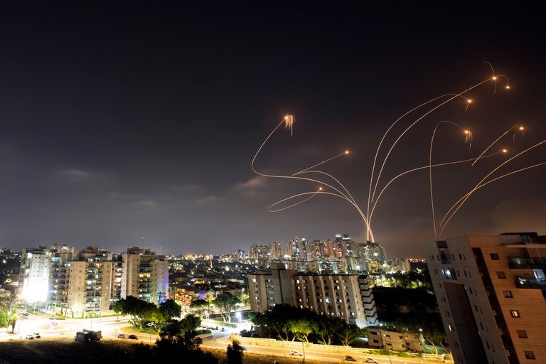Así funciona la Cúpula de Hierro que defiende a Israel: El momento en que intercepta un misil de Hamas sobre Ashkelon