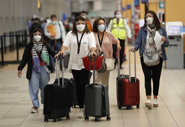 Peruanos pudientes viajan a EEUU en búsqueda de la vacuna contra el Covid-19